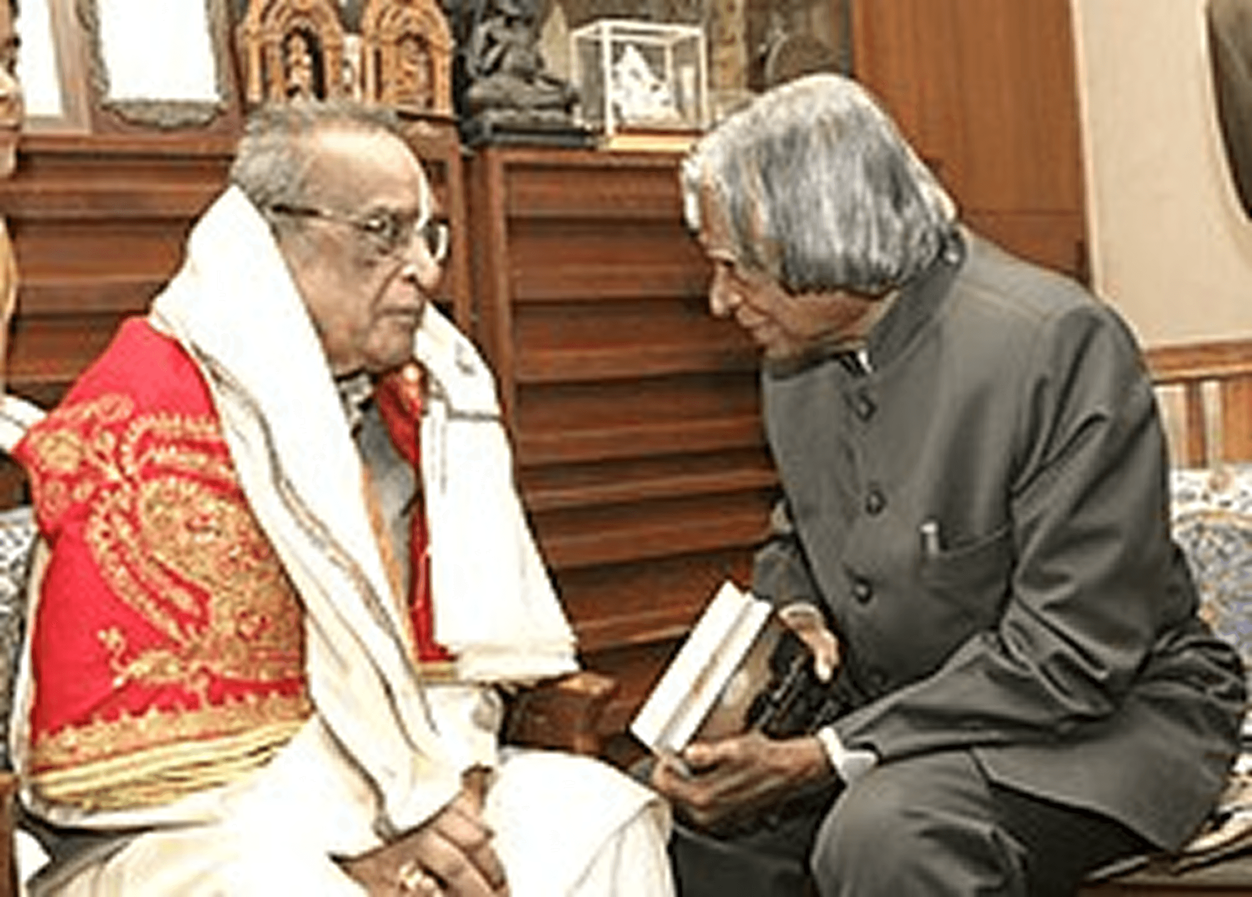 Pandit Bhimsen Joshi receiving the Bharat Ratna from President Pratibha Patil in 2009
